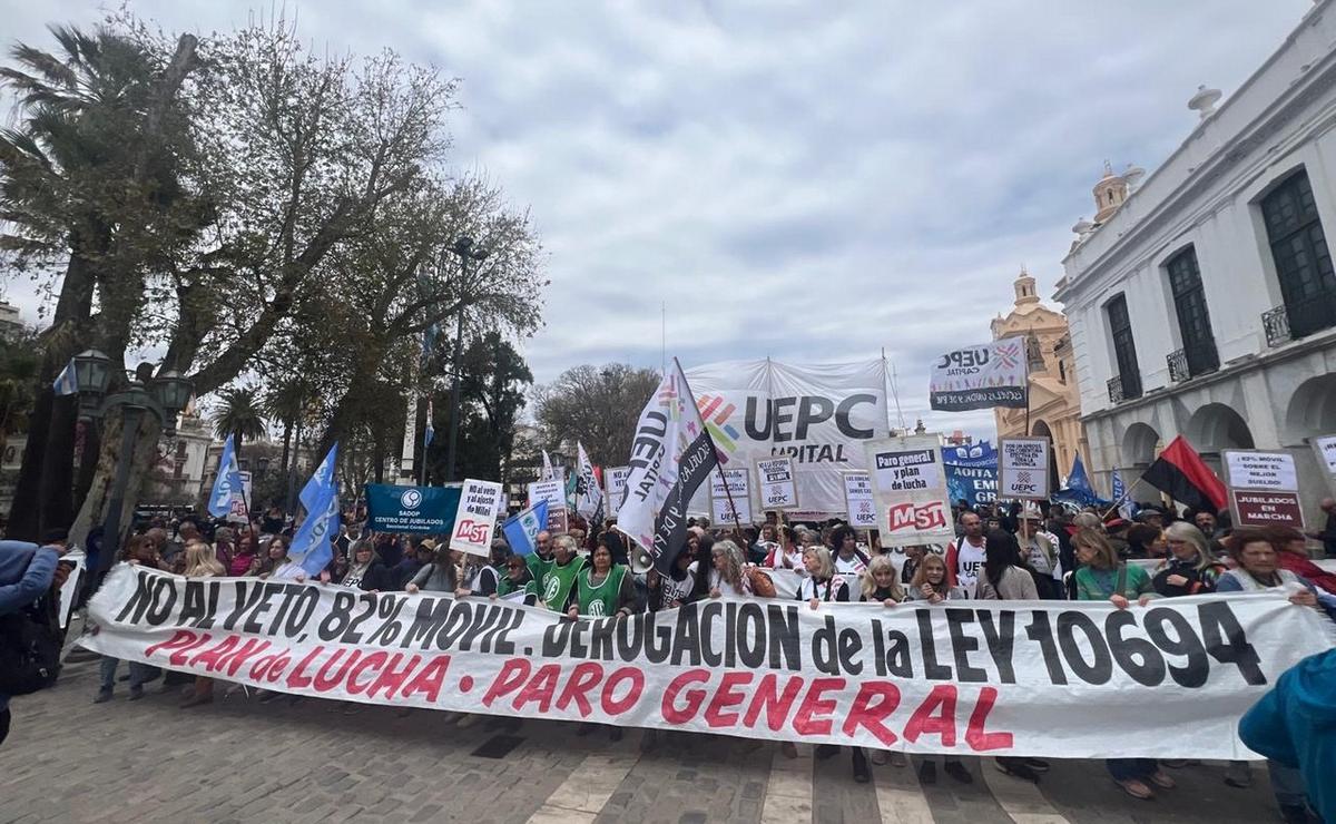 FOTO: Marchan en Córdoba contra el veto a la Ley de Movilidad Jubilatoria (Daniel Cáceres).