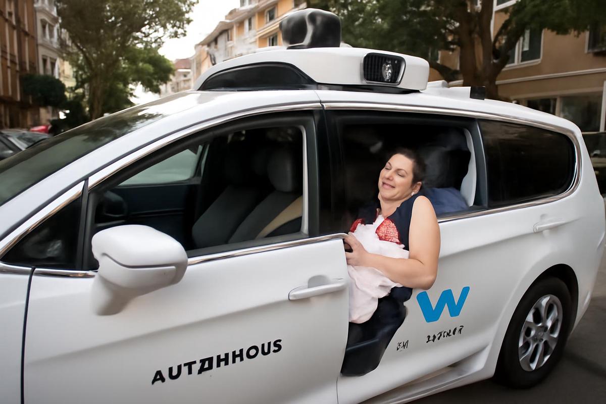 Un bebé nace en un robotaxi Waymo