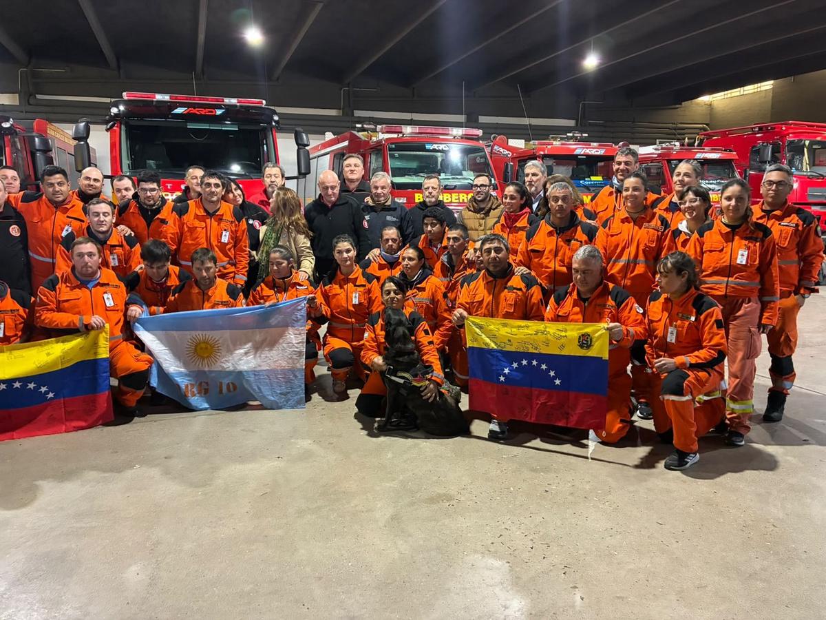 Los bomberos de Villa María, con el perro Argo, volvieron de ayudar en Venezuela.