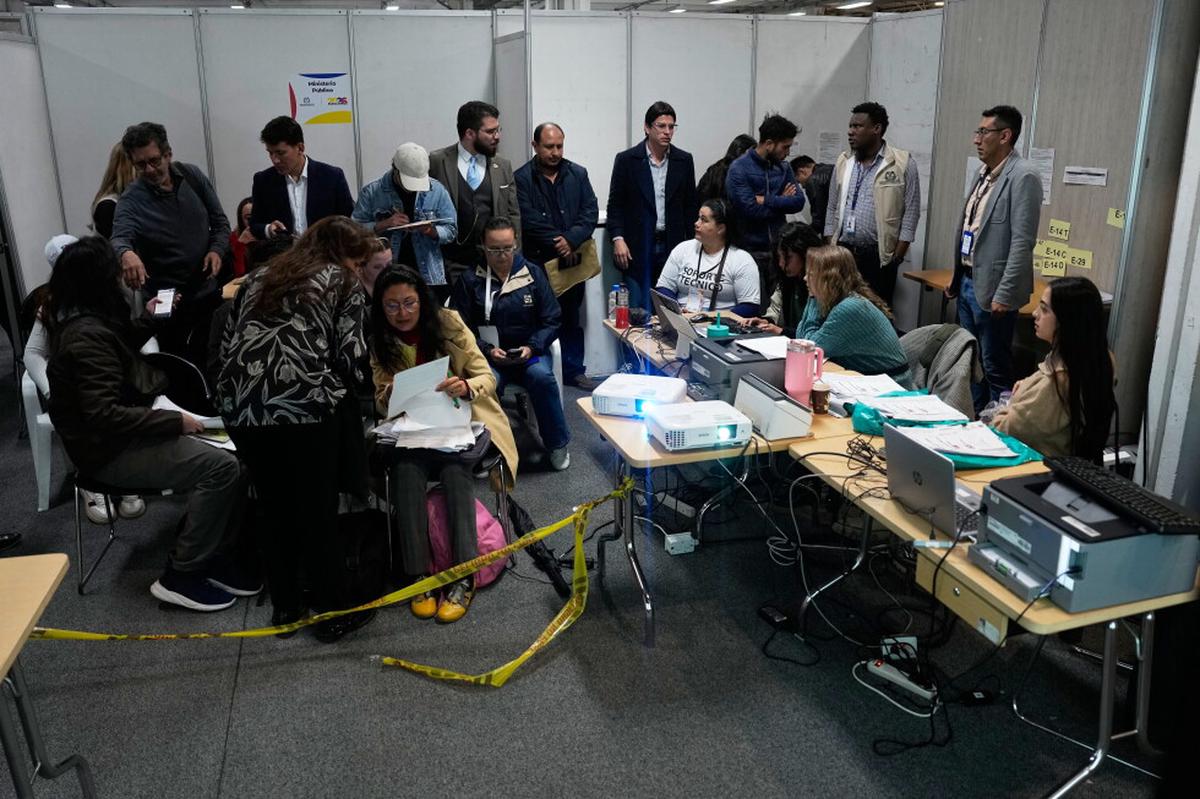 Inicia en Colombia la fase final del escrutinio del reñido balotaje presidencial