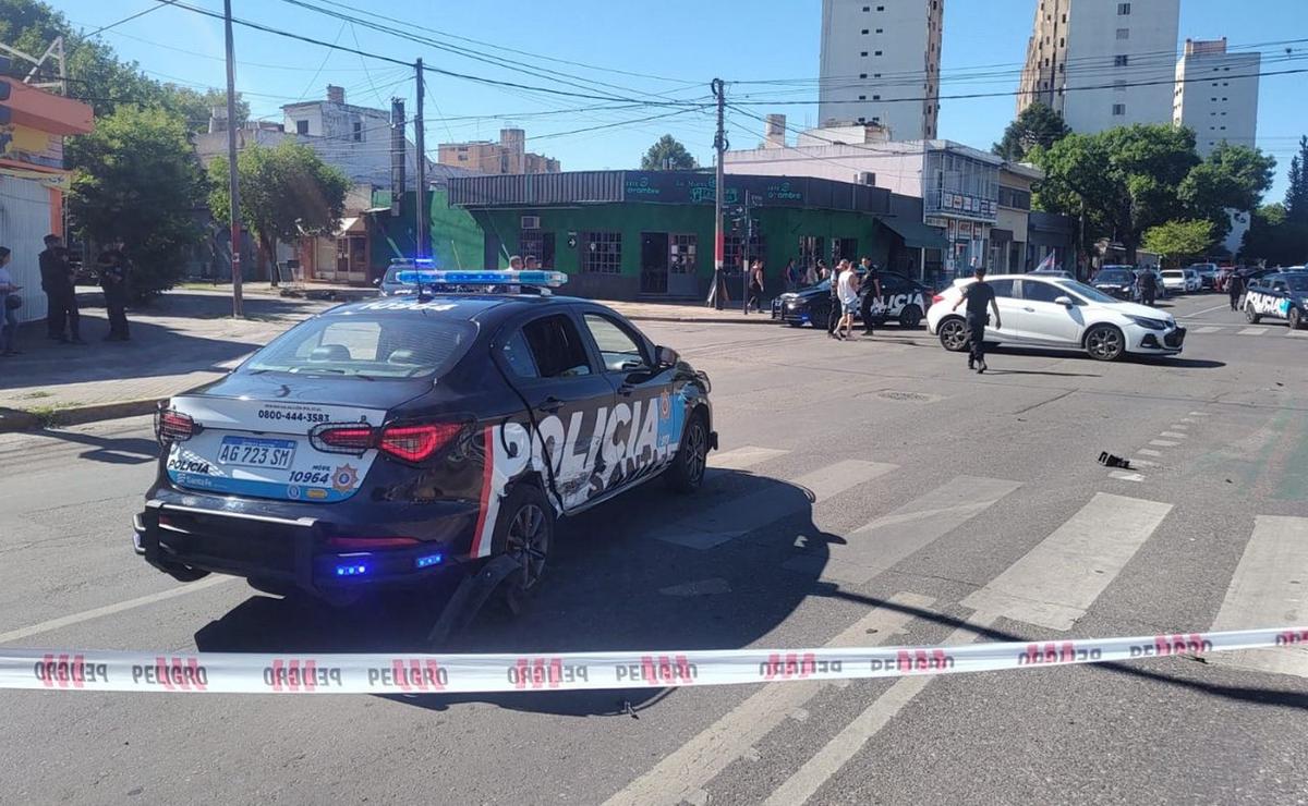 FOTO: El patrullero y el otro vehículo chocaron en una esquina en la que hay semáforo.