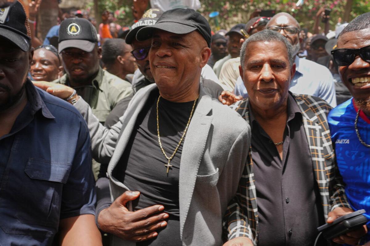 Expresidente de Haití Michel Martelly regresa al país en medio de la ovación de algunos