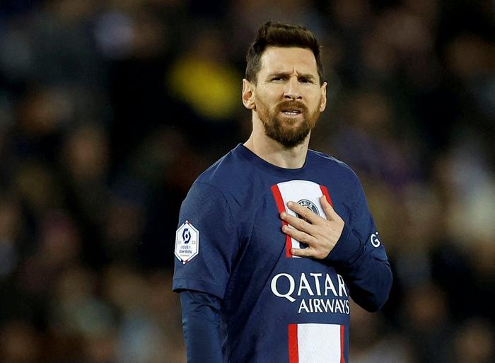 Robaron en París una camiseta y cinta de capitán firmadas por Lionel Messi
