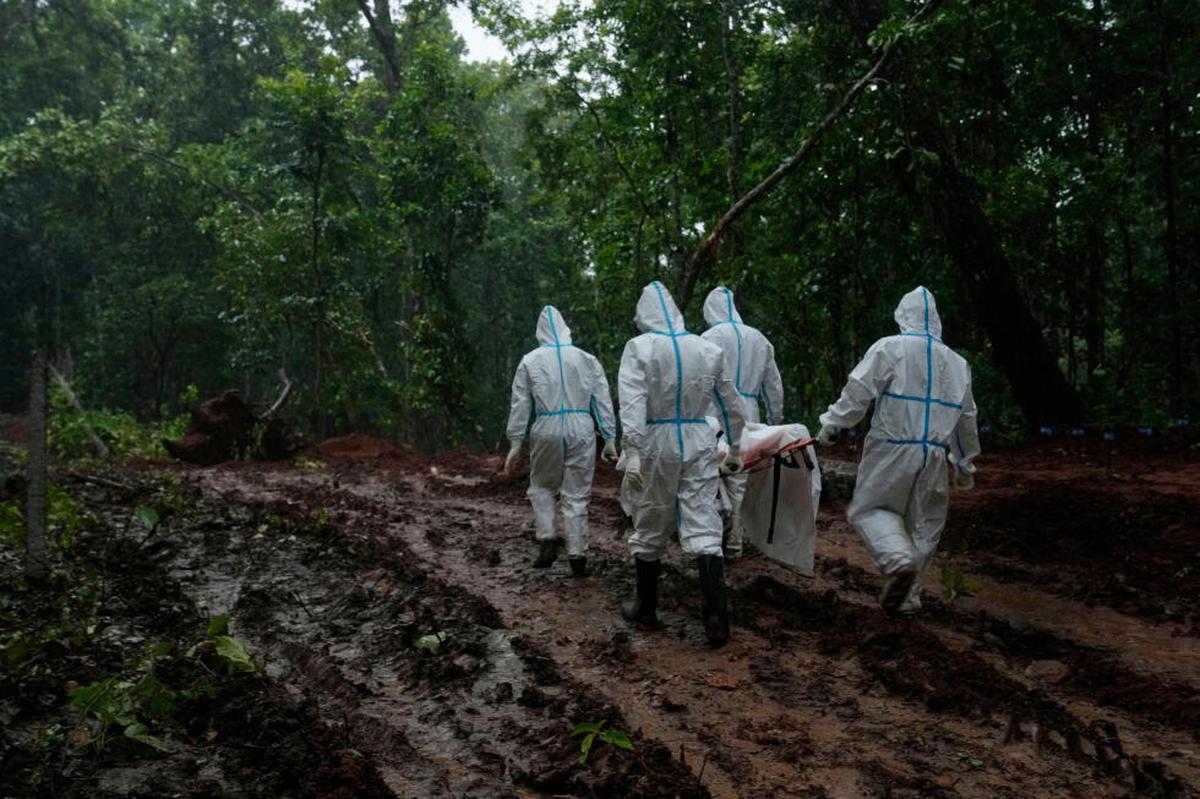 Bajas probabilidades de sobrevivir para atrapados tras inundación en Nepal