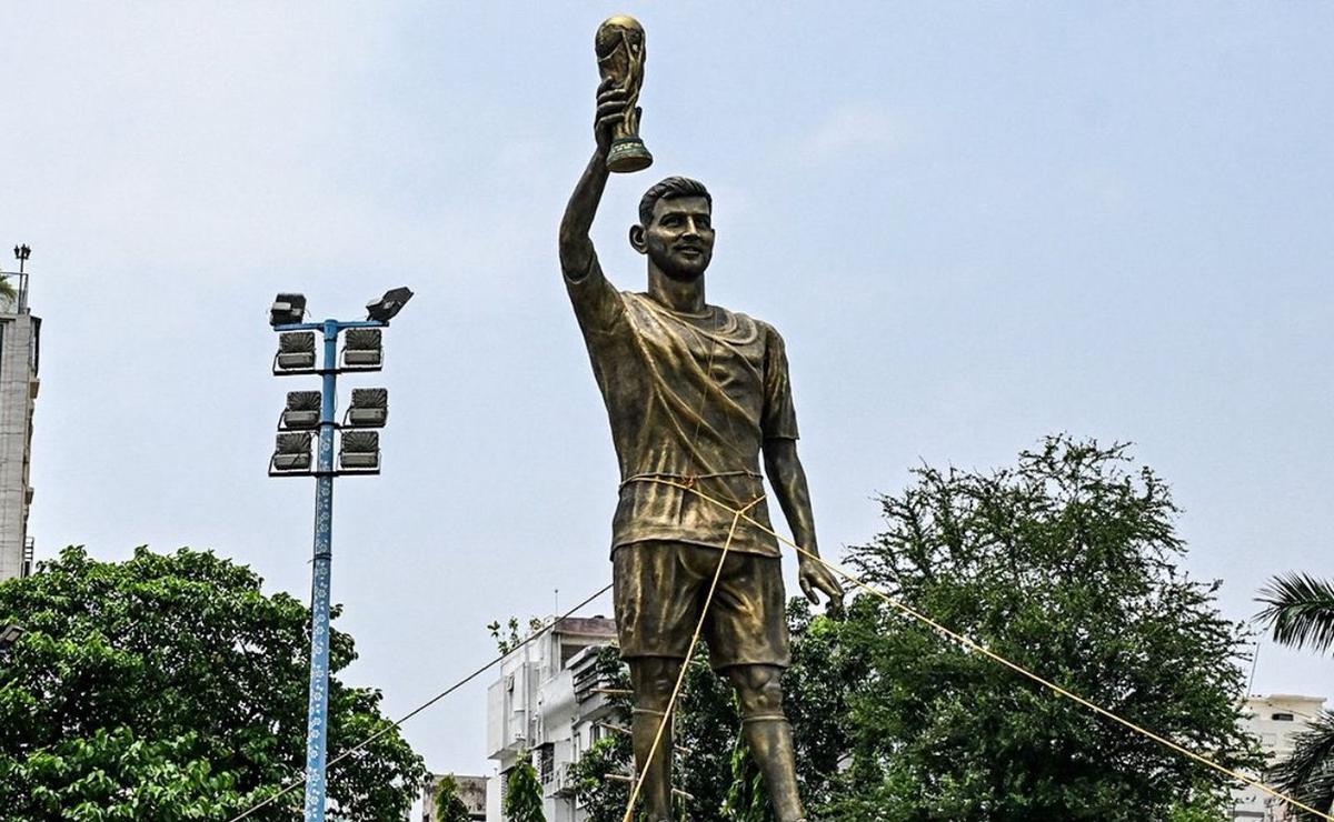 La estatua de Messi fue atada para que no haya peligros.