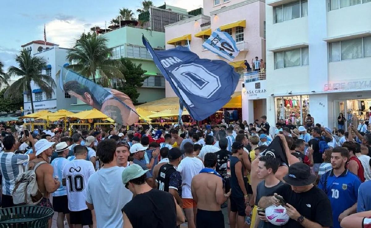 Hinchas argentinos copan las calles de Miami antes del partido ante Cabo Verde.