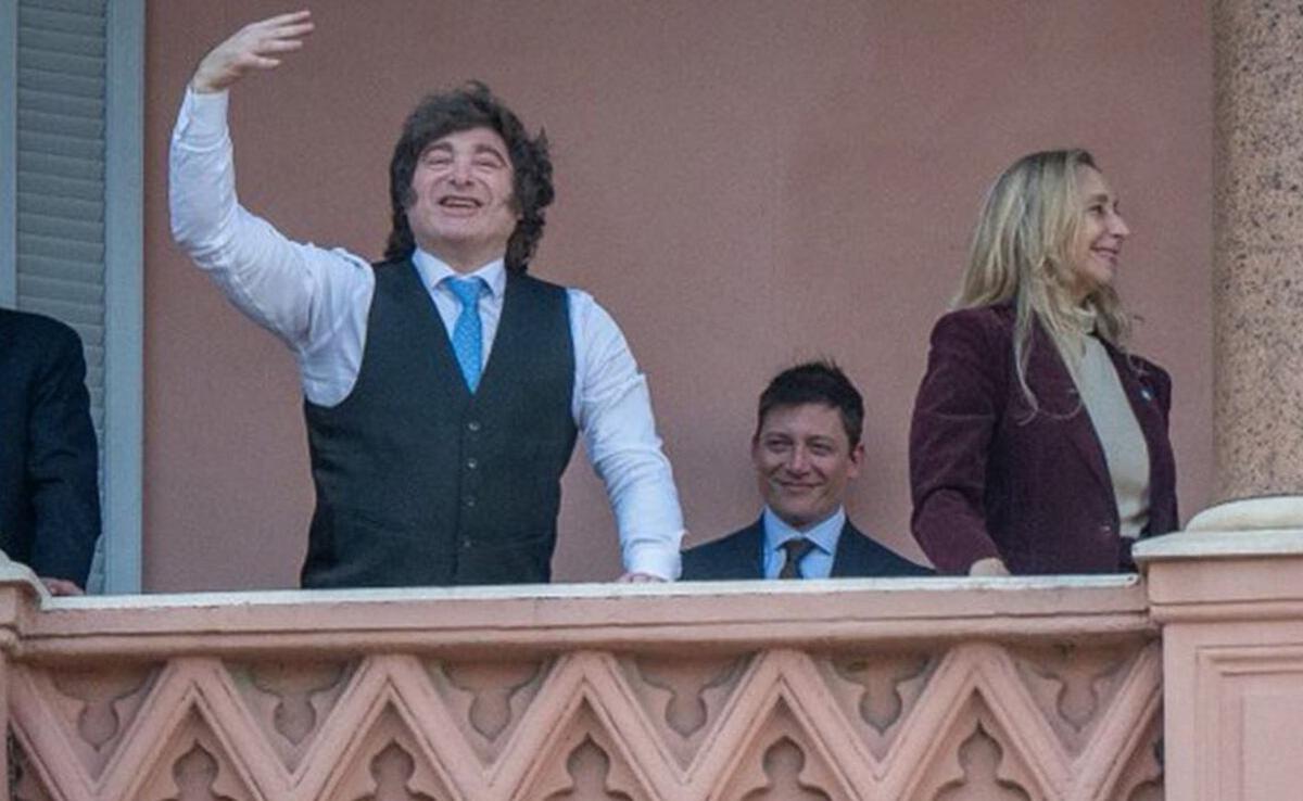 Milei se mostró en el balcón de la Rosada con Santiago Caputo y Karina Milei. (X)