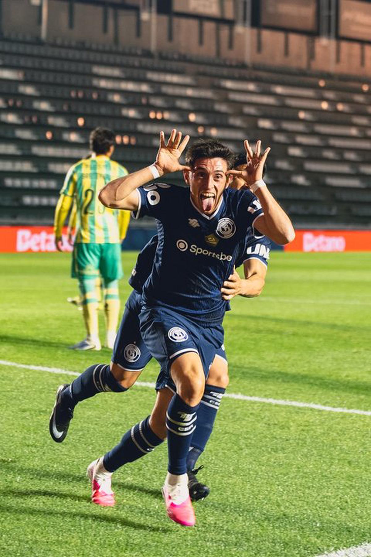 Gonzalo Ríos festeja su gol, el primero del partido.