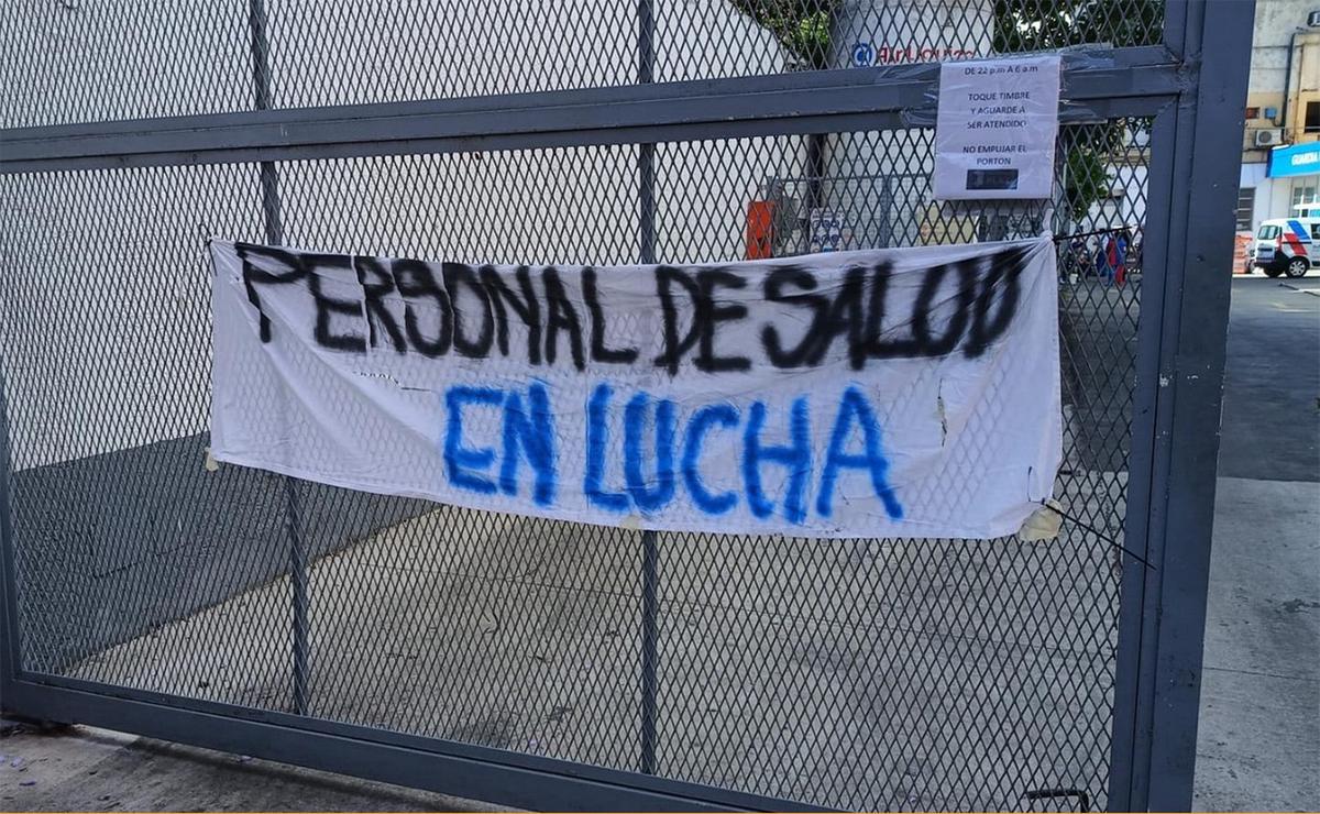 FOTO: Tensión en sanatorio Plaza: protesta salarial y queja de familiares de pacientes.