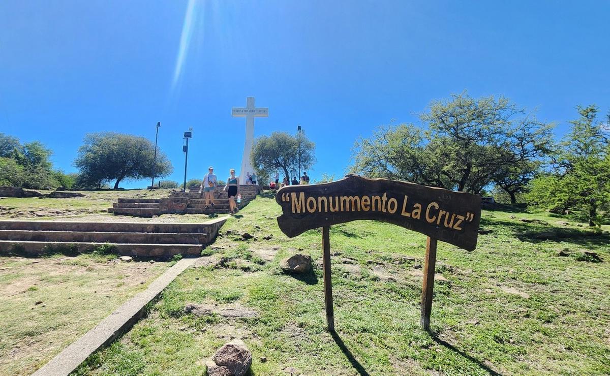 FOTO: El ascenso del Cerro de la Cruz, uno de los grandes atractivos de Carlos Paz.