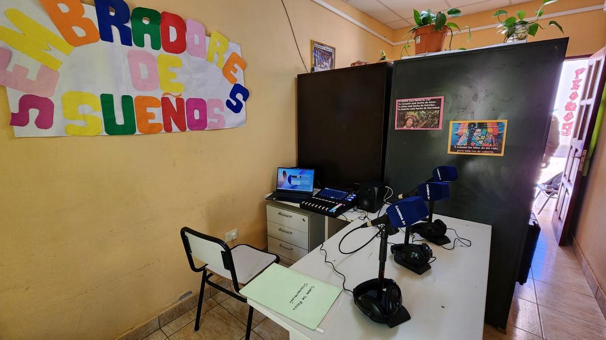 FOTO: Cadena 3 entregó los equipos de radio a la escuela de Uquía