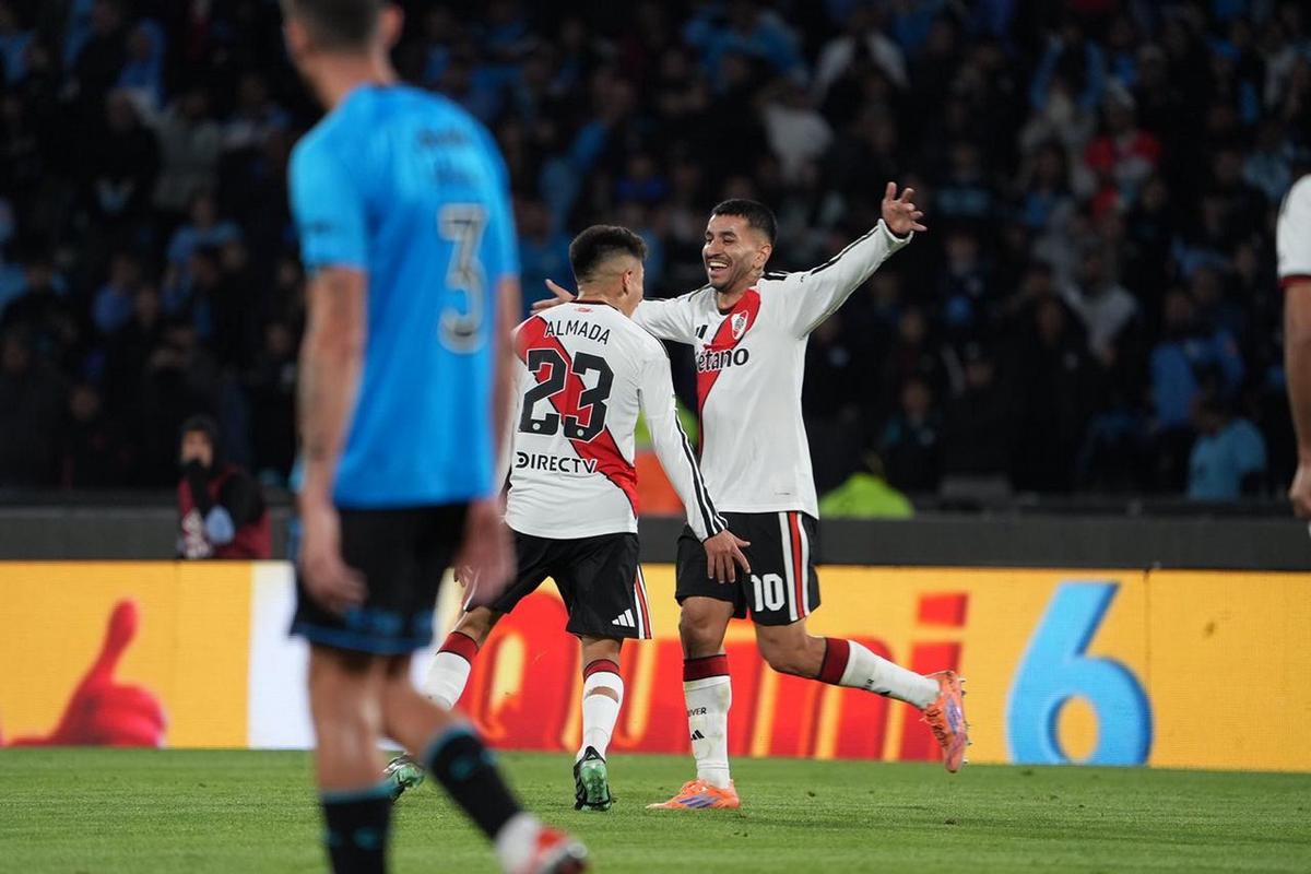 Thiago Almada y Ángel Correa, figuras del partido. (Foto:Daniel Cáceres/Cadena 3)