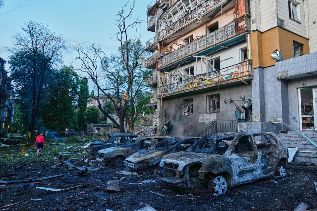 Un muerto y ocho heridos en un ataque ruso nocturno contra Kiev