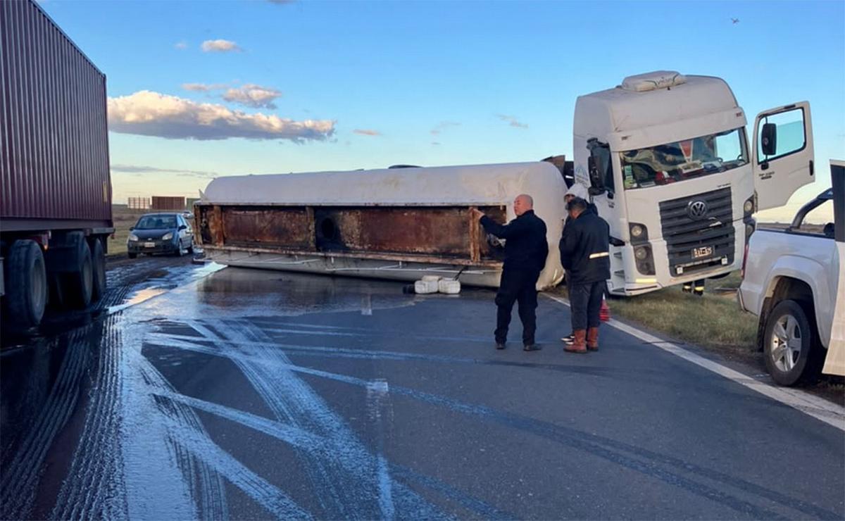 Volcó un camión con fertilizantes en la autopista Rosario-Córdoba.
