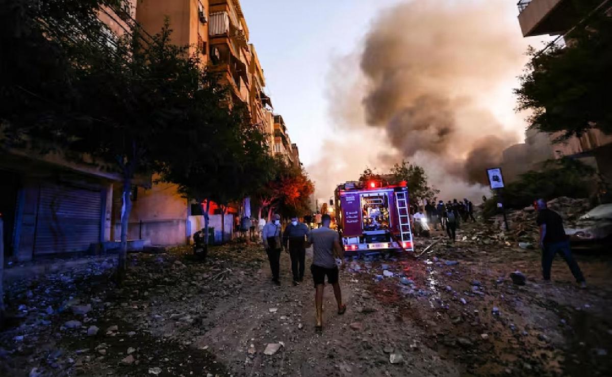 FOTO: Personas corren hacia el lugar de un ataque aéreo israelí en el Líbano. (Foto: AFP)