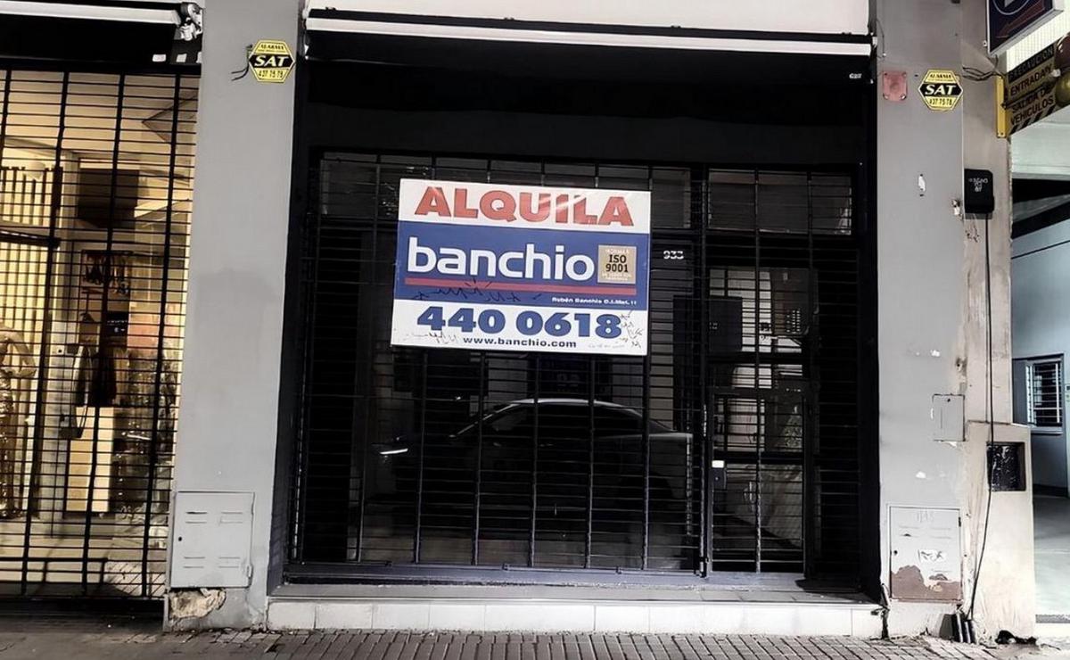 Locales comerciales vacíos en el centro de Rosario.