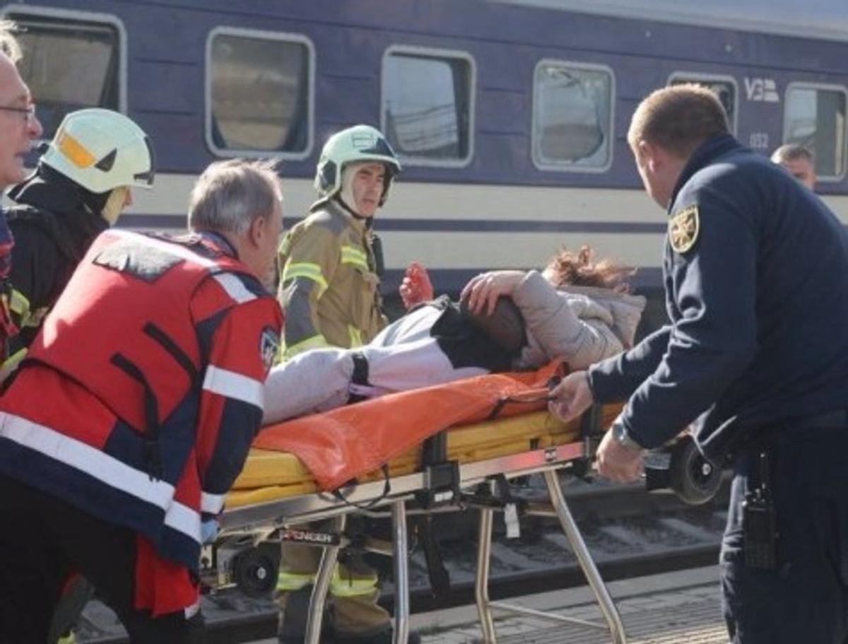 Efectivos de bomberos asisten a heridos en la estación ferroviaria de Dnipro tras el ataque con drones que ocasionó 14 muertos y otros 14 heridos, algunos de ellos graves.