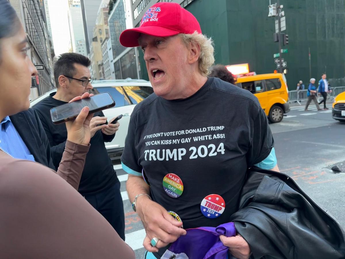 FOTO: Ambiente festivo en el centro de votación cerca de Trump Tower en Nueva York