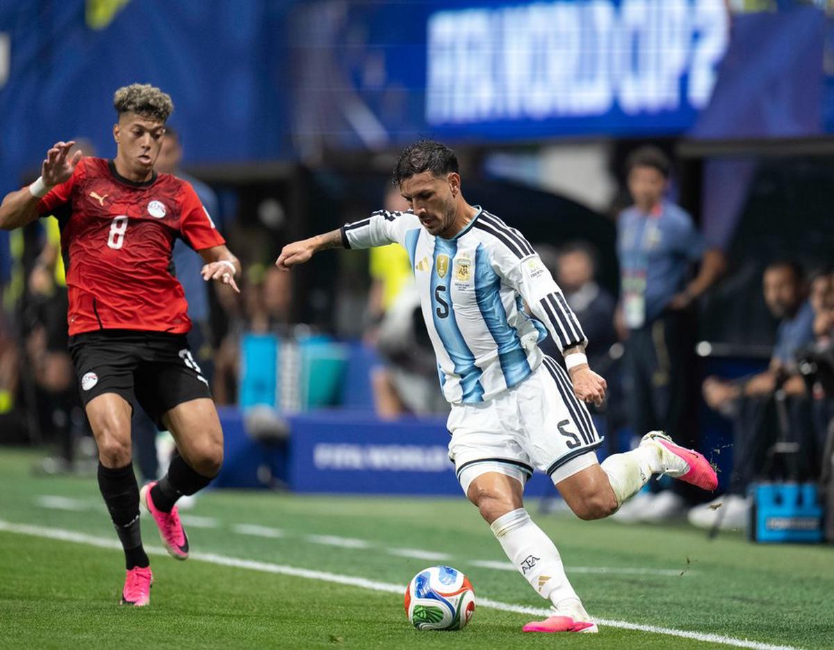 Leandro Paredes durante el partido ante Egipto.