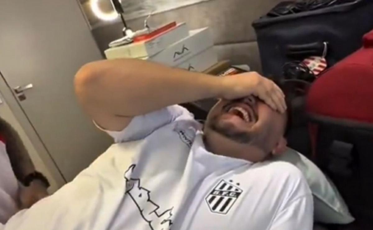 La reacción de uno de los amigos de Neymar. (Captura)