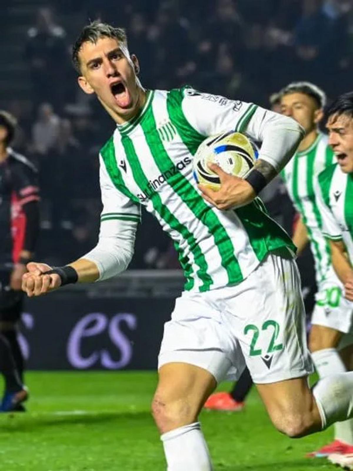 Rodrigo Auzmendi grita un gol ante Barracas Central, el tercero de los cuatro que convirtió en Banfield.