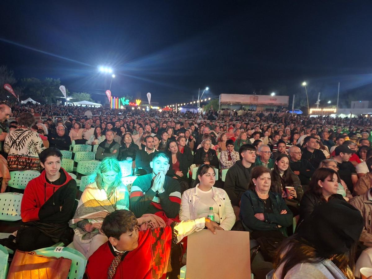 El público disfrutando del festival del Folclore en el Agua. (Foto: Orlando Morales)