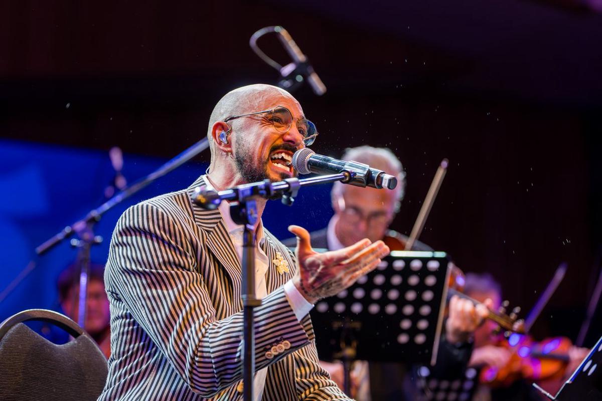 Abel Pintos cantó tango de manera apasionada.