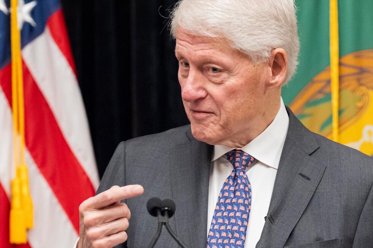 Bill Clinton se presenta ante legisladores y dice que