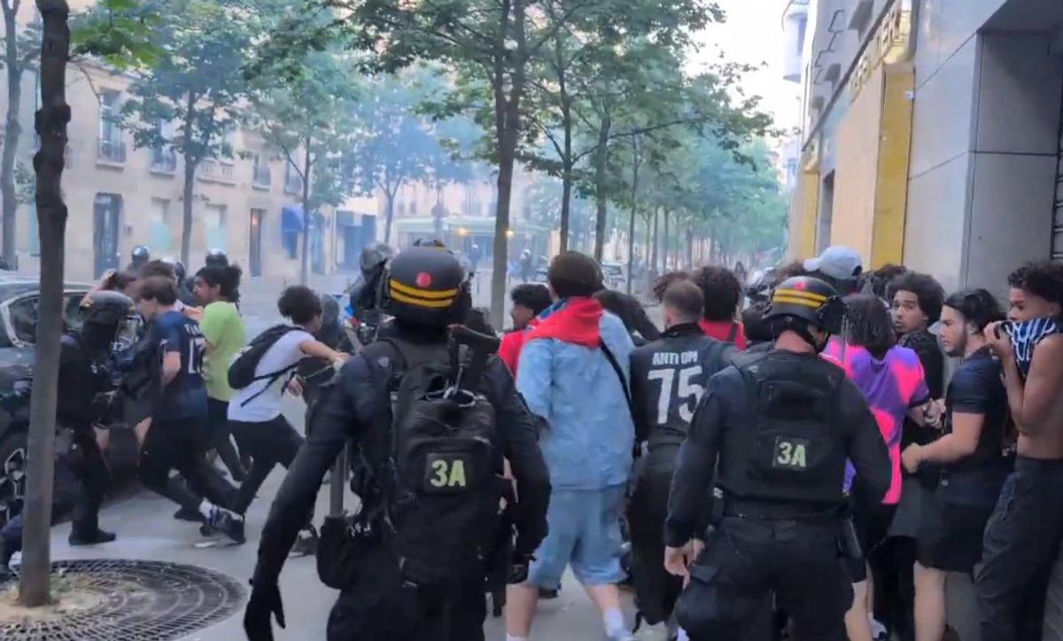 Graves incidentes durante la celebración del título del PSG en París. (X: Luc Auffret)