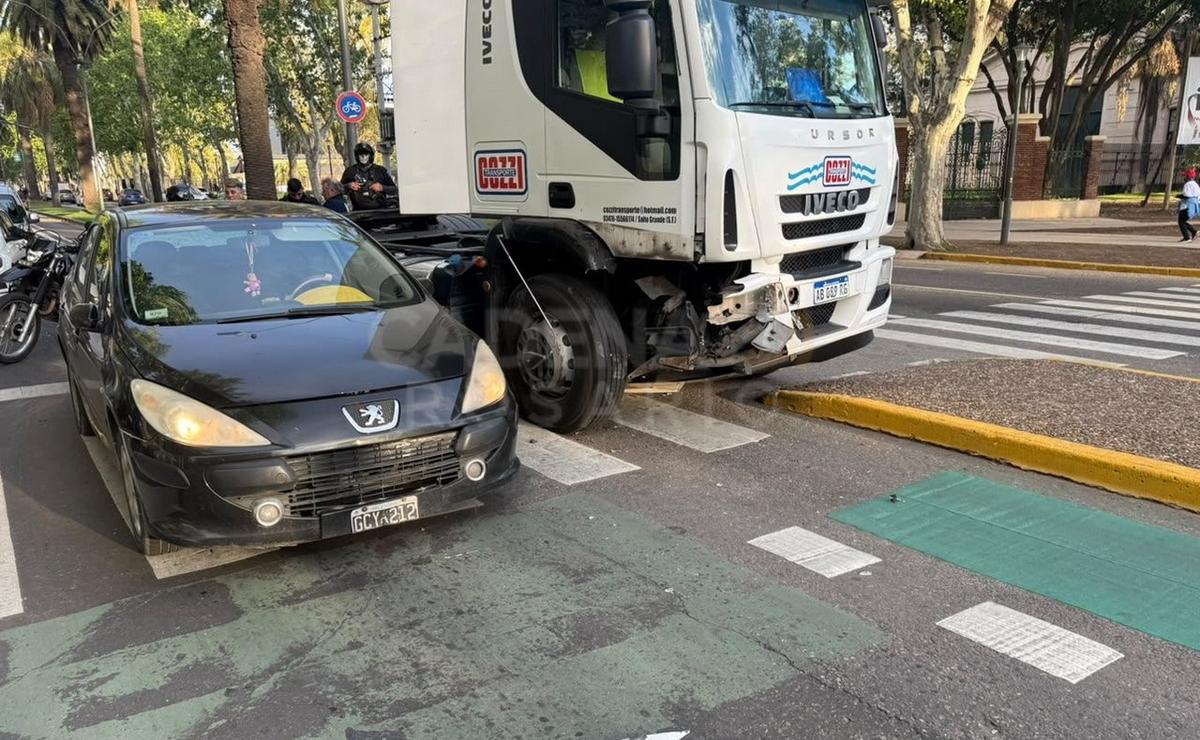 Choque entre un auto y un camión.