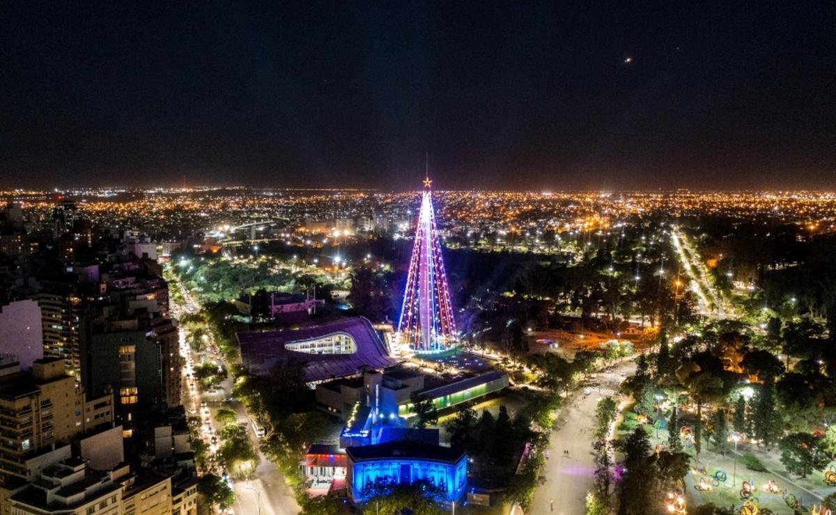 Córdoba enciende si clásico árbol de Navidad.