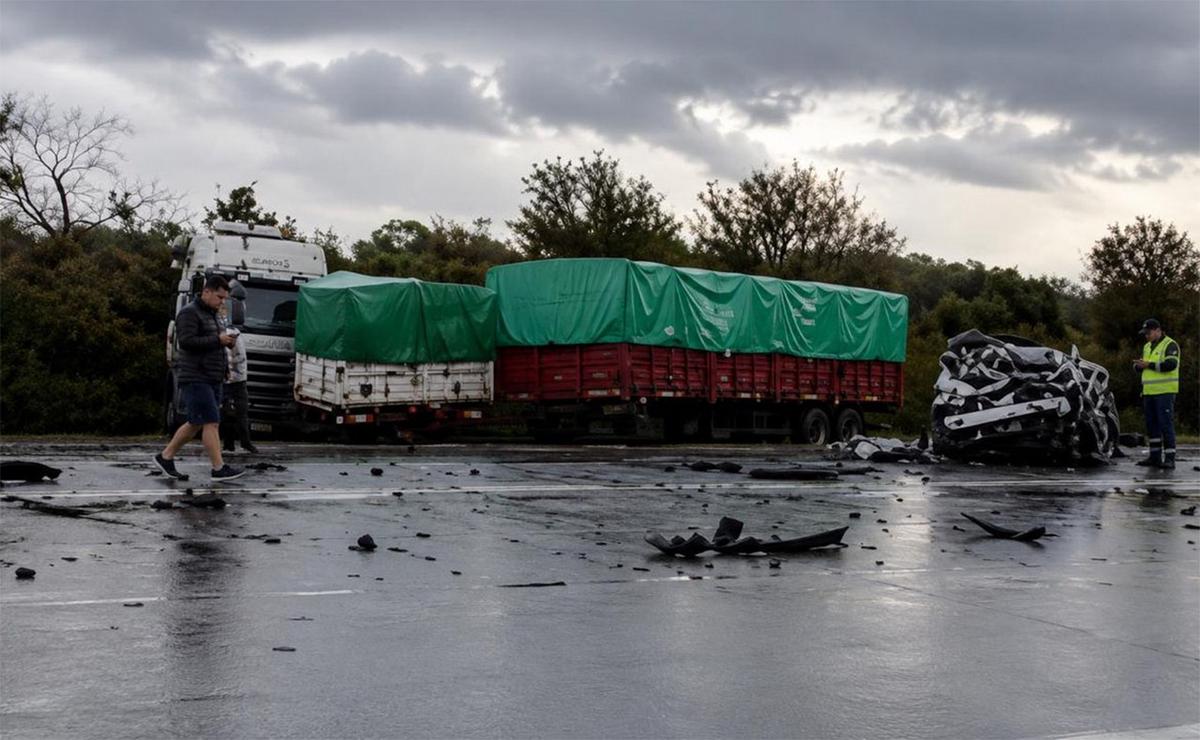 Dos personas murieron en un siniestro vial sobre la autopista Rosario-Santa Fe.