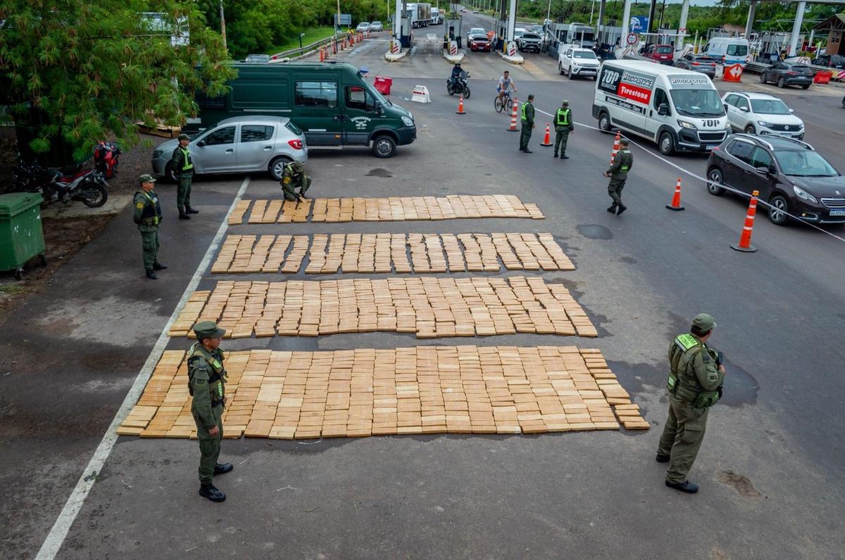 Megaoperativo en Chaco: hallan 1.200 kg de marihuana bajo cajones de frutas.