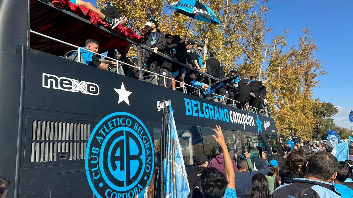 Una postal histórica: el micro descapotable del Belgrano campeón entre la gente.