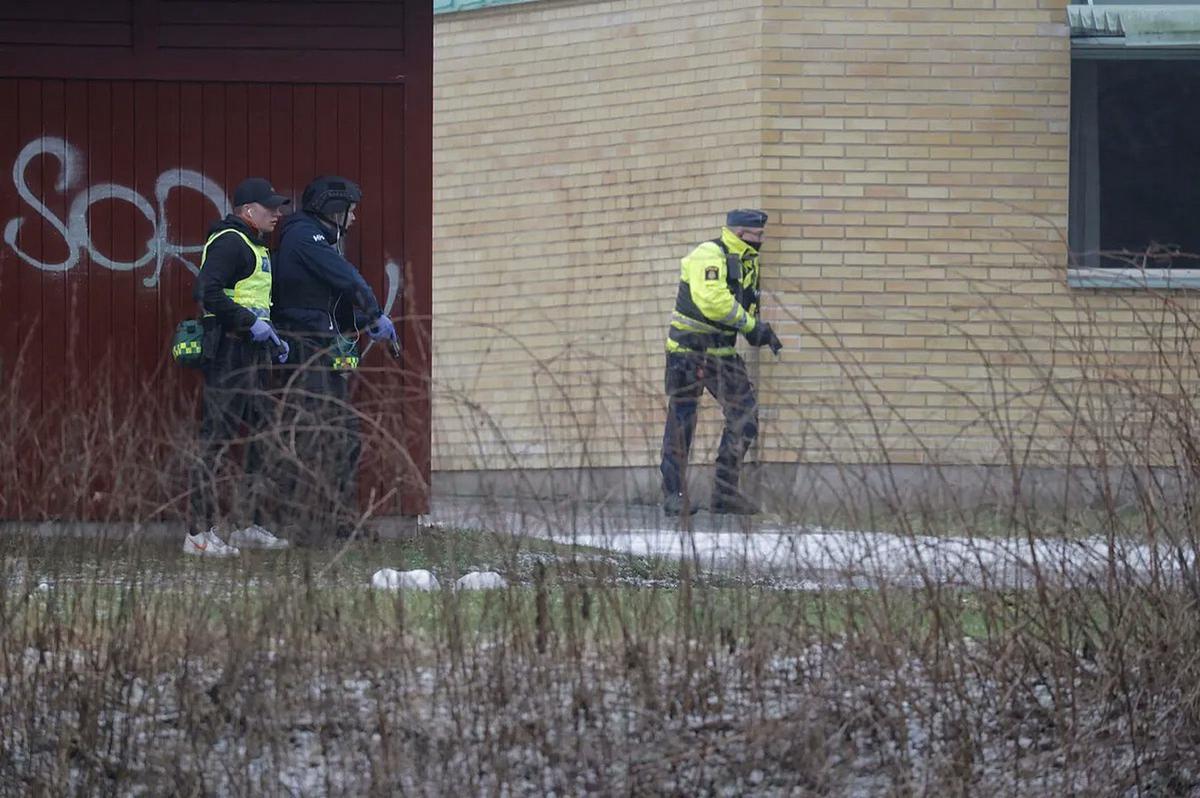 FOTO: La policía sueca busca atacantes en la escuela. (Red X)