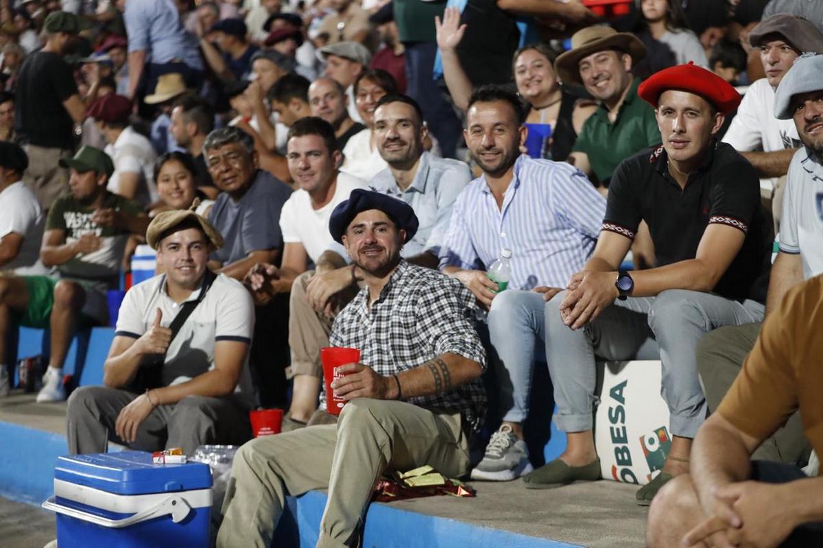 FOTO: La gente disfruta de una nueva noche festivalera en las tribunas. 