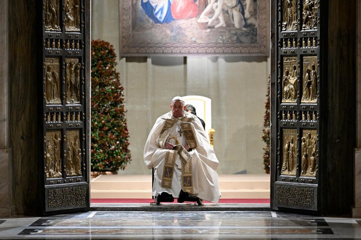 FOTO: Francisco abrió la Puerta Santa de la basílica de San Pedro y abrió el Jubileo.