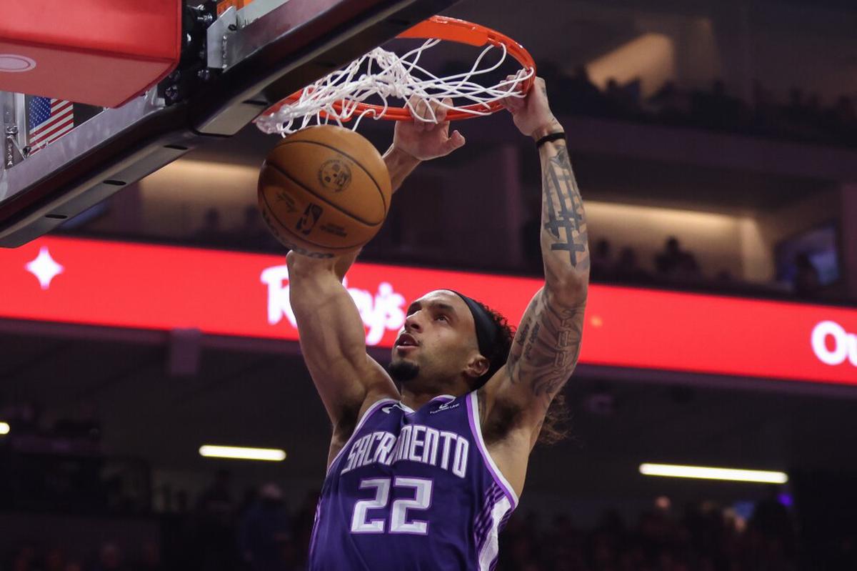 Devin Carter anota 29 puntos y guía a Kings a victoria 124-118 ante Warriors