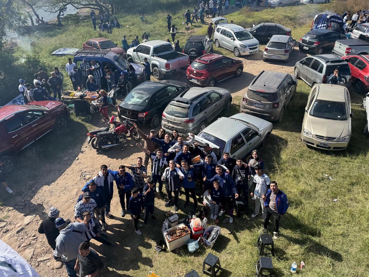 Hinchas de Talleres palpitan el superclásico cordobés. (Daniel Cáceres/Cadena 3)