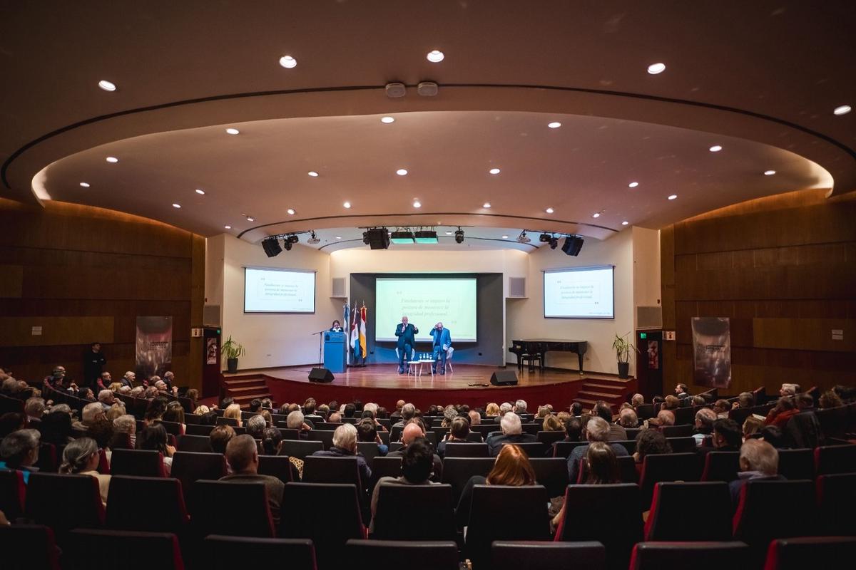 Oulton presentó el libro “La imagen y la vida”
