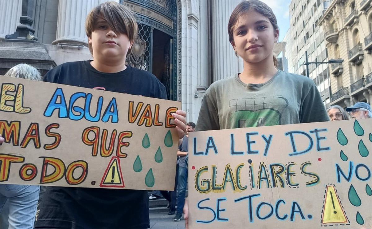 Protesta en Rosario contra la ley de Glaciares frente a la Bolsa de Comercio.