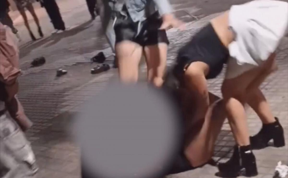 FOTO: Captura del video de la brutal pelea.