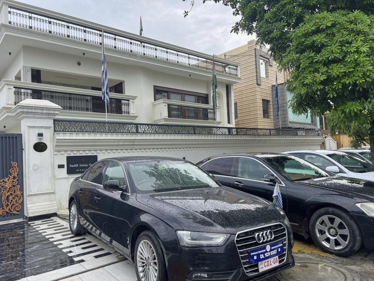 Arrestan a un presunto estafador que dirigía una embajada falsa cerca de Nueva  Delhi - Noticias - Cadena 3 Argentina