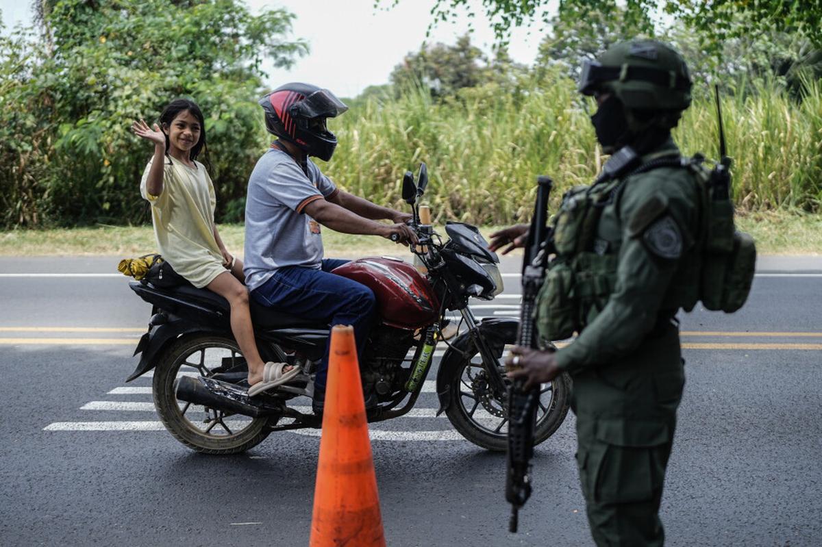 Seguridad reforzada y anuncio de protestas marcan antesala de jura presidencial en Colombia