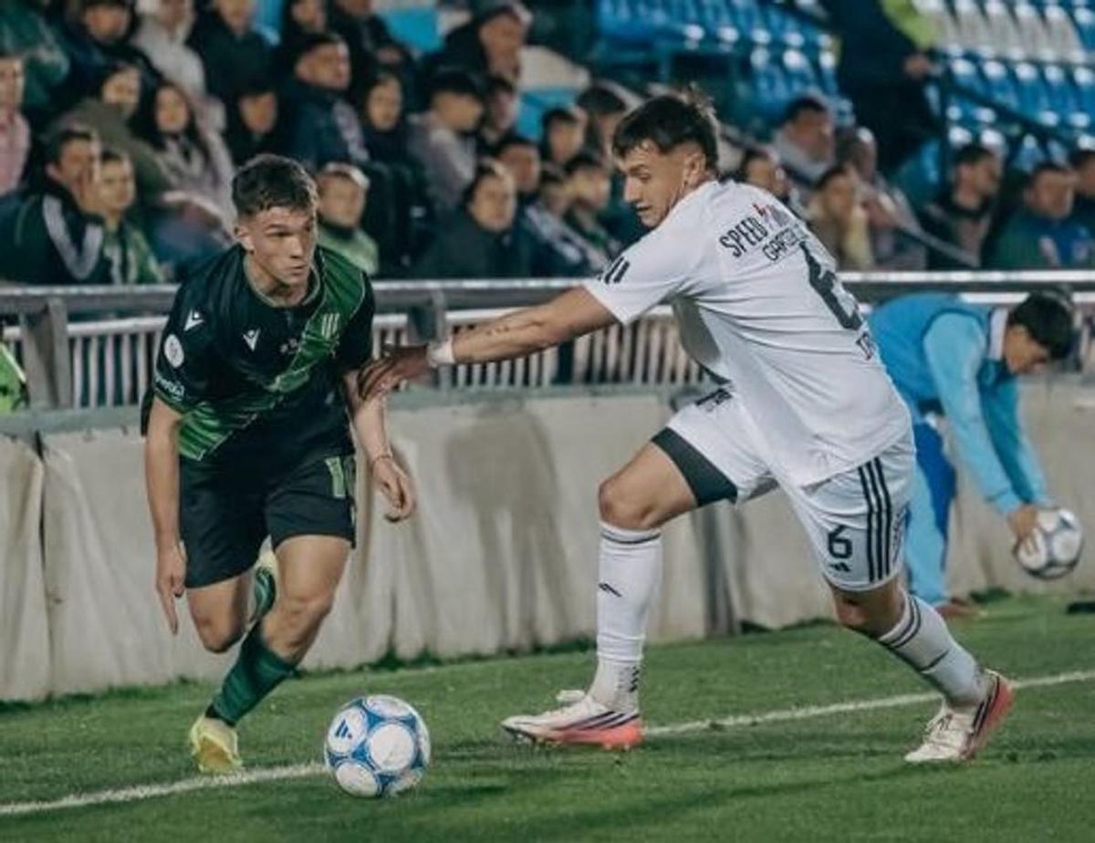 Lautaro Gómez encara ante la marca del defensor Ignacio Gariglio.
