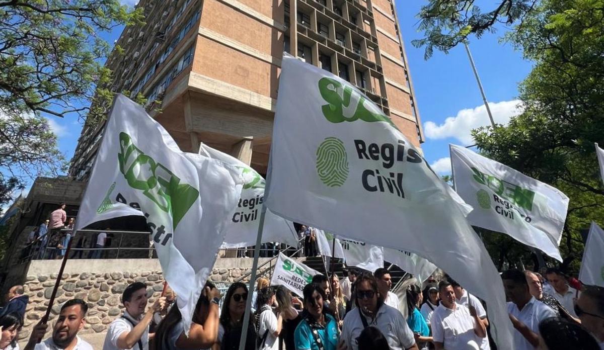 FOTO: Protesta del Suoem por las calles de Córdoba (Foto: Daniel Cáceres/Cadena3)