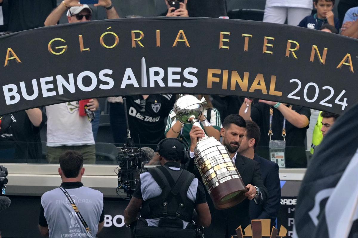 FOTO: Djokovic en la final de la Libertadores. (Foto:Conmebol)