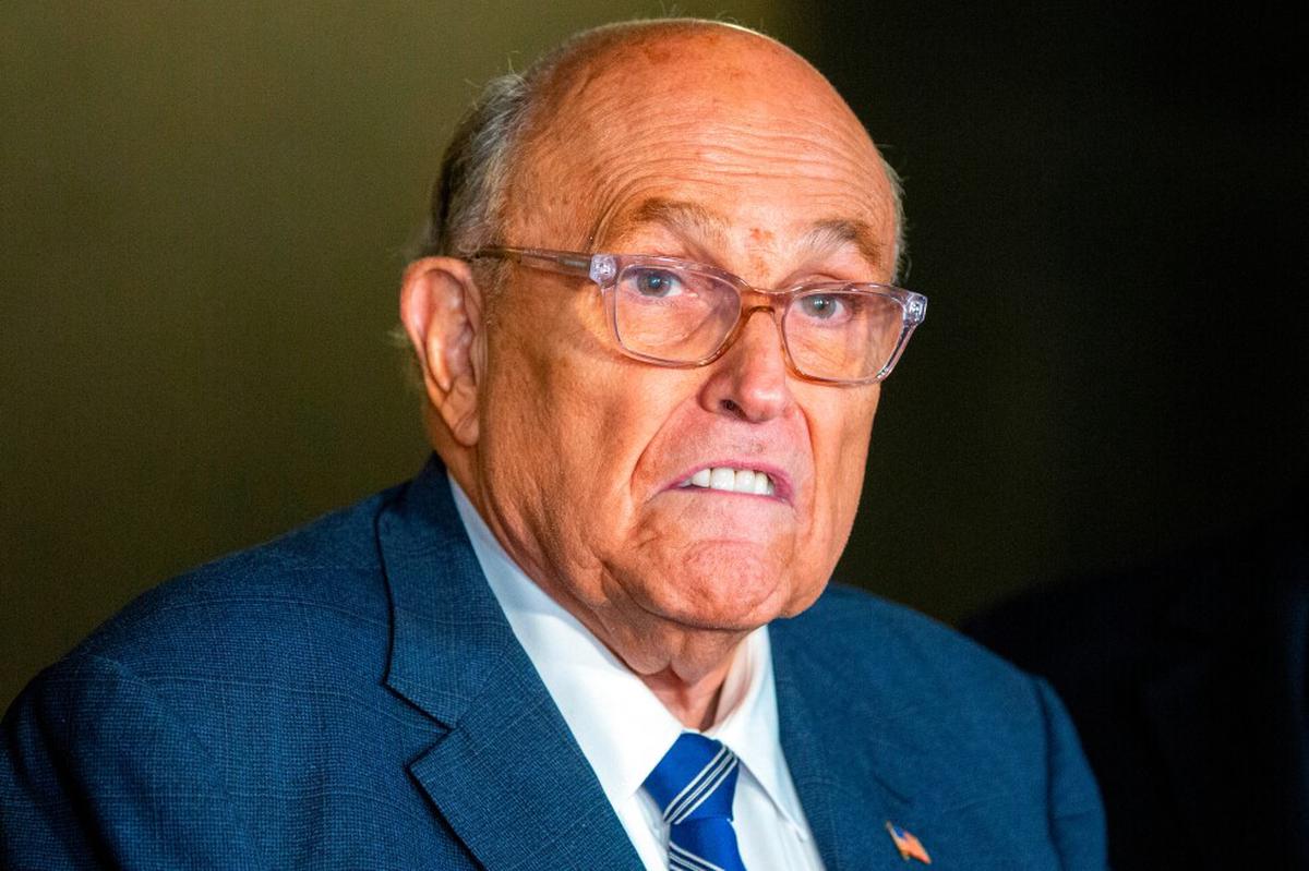 Giuliani respira por sí solo mientras está hospitalizado con neumonía