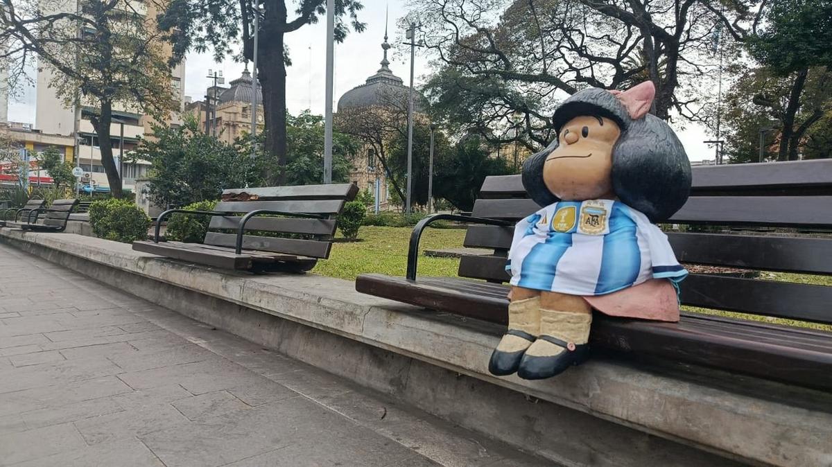 Mafalda, con la camiseta albiceleste.