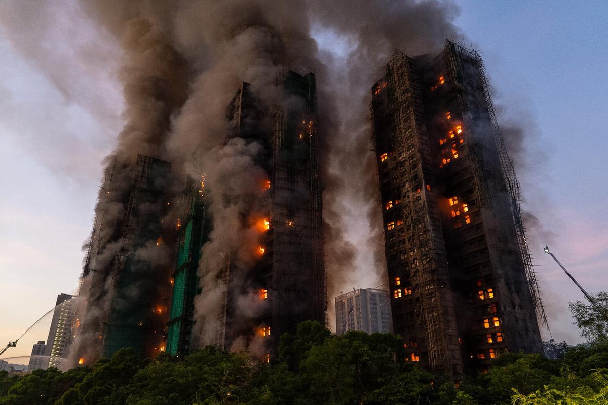 Al menos 4 muertos en un fuego en un complejo residencial de Hong Kong que se propagó por andamios